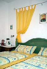 Romantisches Schlafzimmer mit Himmelbett