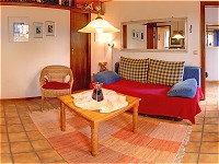 Gemütliches Wohnzimmer im Landhausstil mit Sitzecke (Doppelschlafcouch für 2 Personen) ...