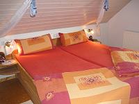 Romantisch eingerichtetes Schlafzimmer mit Doppelbett.